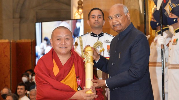 མོན་ཏ་ཝང་དགོན་པའི་མཁན་ཟུར་གུ་རུ་སྤྲུལ་སྐུ་རིན་པོ་ཆེ་མཆོག་ལ་རྒྱ་གར་དབུས་གཞུང་གིས་Padma Shri གཟེངས་རྟགས་འབུལ་ལམ་ཞུས་པ། མོན་ཏ་ཝང་དགོན་པའི་མཁན་ཟུར་གུ་རུ་སྤྲུལ་སྐུ་རིན་པོ་ཆེ་མཆོག་ལ་རྒྱ་གར་དབུས་གཞུང་གིས་Padma Shri གཟེངས་རྟགས་འབུལ་ལམ་ཞུས་པ།