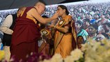 འཛམ་གླིང་ནང་ཞི་བདེ་ཡོང་ཆེད་བུད་མེད་འགོ་ཁྲིད་མང་ཙམ་དགོས།