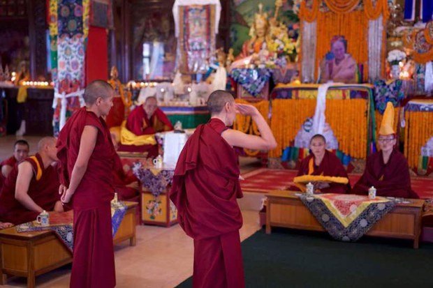 དགེ་བཤེས་མར་ཕྱག་འཁྱེར་མཚན་རྟགས་བསྩལ་རྒྱུ། དགེ་བཤེས་མར་ཕྱག་འཁྱེར་མཚན་རྟགས་བསྩལ་རྒྱུ།