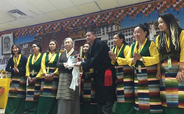 བོད་མི་ཚོས་ཨ་མའི་ཉིན་མོ་སྲུང་བརྩི།