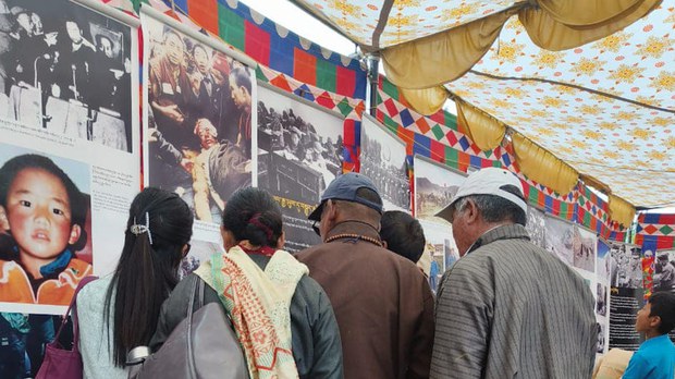 བོད་མིའི་སྒྲིག་འཛུགས་ཕྱི་དྲིལ་བོད་ཀྱི་འགྲེམས་སྟོན་ཁང་གིས་ལ་དྭགས་ཞི་བའི་ཚལ་དུ་ཕ་ཡུལ་ཕྱོགས་སུ་རྒྱང་བལྟ་ཞེས་པའི་དཔར་རིས་འགྲེམས་སྟོན་ཞིག་གོ་སྒྲིག་ཞུས་ཡོད་པ། བོད་མིའི་སྒྲིག་འཛུགས་ཕྱི་དྲིལ་བོད་ཀྱི་འགྲེམས་སྟོན་ཁང་གིས་ལ་དྭགས་ཞི་བའི་ཚལ་དུ་ཕ་ཡུལ་ཕྱོགས་སུ་རྒྱང་བལྟ་ཞེས་པའི་དཔར་རིས་འགྲེམས་སྟོན་ཞིག་གོ་སྒྲིག་ཞུས་ཡོད་པ།