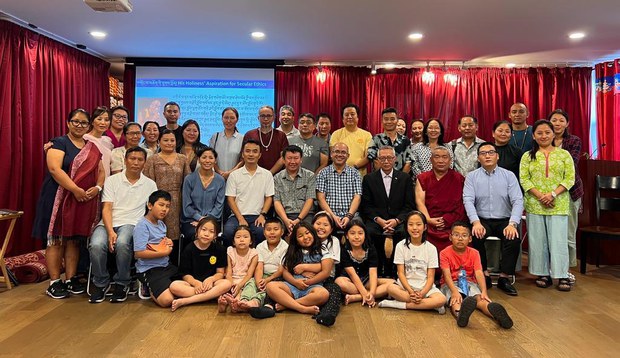 བྱང་ཨ་རི་སྐུ་ཚབ་དོན་གཅོད་ཁང་དང་ཟླ་སྣང་ཐེབས་རྩ་ཐུན་མོང་གི་གོ་སྒྲིག་འོག་ནིའུ་ཡོག་ཏུ་སཱི་ཤེས་ཡོན་གྱི་སློབ་གསོ་དང་འབྲེལ་བའི་ཟབ་སྦྱོང་ཚོགས་གནང་ཡོད་པ། བྱང་ཨ་རི་སྐུ་ཚབ་དོན་གཅོད་ཁང་དང་ཟླ་སྣང་ཐེབས་རྩ་ཐུན་མོང་གི་གོ་སྒྲིག་འོག་ནིའུ་ཡོག་ཏུ་སཱི་ཤེས་ཡོན་གྱི་སློབ་གསོ་དང་འབྲེལ་བའི་ཟབ་སྦྱོང་ཚོགས་གནང་ཡོད་པ།