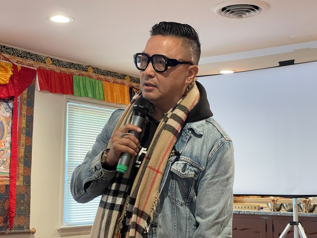 བོད་མི་སྒྱུ་རྩལ་བ་གཞན་ཕན་ཁྱིམ་གསར་ལགས་ཀྱིས་ཨ་རིའི་ནང་མངའ་སྡེ་༡༢ ཙམ་གྱི་ནང་སྐོར་བསྐྱོད་གནང་སྟེ་ས་གནས་བོད་མི་རྣམས་དང་ཐུག་འཕྲད་གནང་ཡོད་པ།
