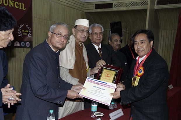 བྷོ་ཊ་བོད་སློབ་ཚོགས་པའི་སྤྱི་ཁྱབ་འགན་འཛིན་ལ་གཟེགས་རྟགས། བྷོ་ཊ་བོད་སློབ་ཚོགས་པའི་སྤྱི་ཁྱབ་འགན་འཛིན་ལ་གཟེགས་རྟགས།