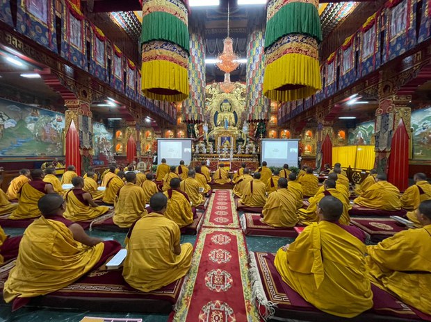 ༢༠༢༢ལོའི་བཀའ་བརྒྱུད་སྨོན་ལམ་ཆེན་མོ་དྲ་ལམ་ཐོག་ནས་འཚོགས་གནང་སྐབས་བོད་ནས་ཡང་མཉམ་ཞུགས་བྱེད་མཁན་བྱུང་ཡོད་པ། ༢༠༢༢ལོའི་བཀའ་བརྒྱུད་སྨོན་ལམ་ཆེན་མོ་དྲ་ལམ་ཐོག་ནས་འཚོགས་གནང་སྐབས་བོད་ནས་ཡང་མཉམ་ཞུགས་བྱེད་མཁན་བྱུང་ཡོད་པ།