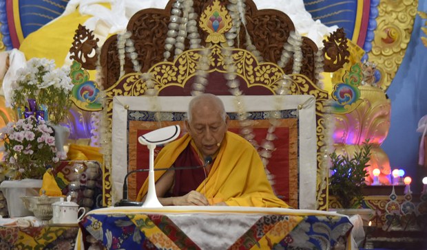 སློབ་དཔོན་ཟམ་གདོང་རིན་པོ་ཆེ་ཡིས་དད་ལྡན་ཆོས་ཞུ་བར་སྤྱོད་འཇུག་གི་བཀའ་ཆོས་གནང་བཞིན་པ།