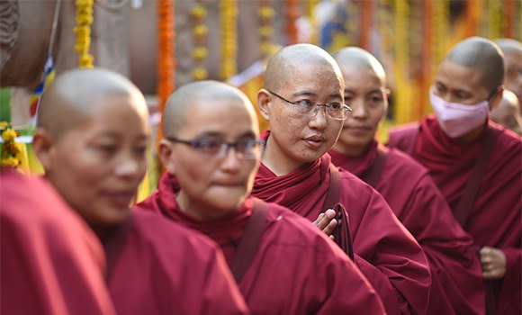 དགེ་ཚུལ་མའི་སྡོམ་པ་བསྩལ་གནང་མཛད། དགེ་ཚུལ་མའི་སྡོམ་པ་བསྩལ་གནང་མཛད།
