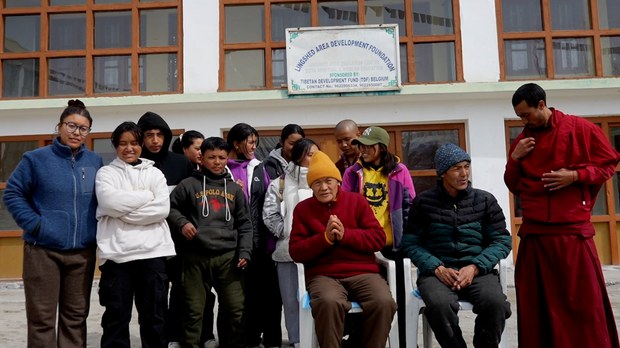 ལ་དྭགས་རྒྱལ་ས་གླེ་རུ་དགུན་དུས་སུ་ལིང་ཤེད་ས་གནས་ཀྱི་སློབ་ཕྲུག་རྣམས་ལ་ཟླ་བ་གཉིས་ཀྱི་ཟུར་སྦྱོང་གོ་སྒྲིག་གནང་ཡོད་པ།