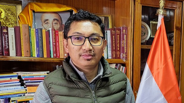 བྷོ་ཊི་སྐད་ཡིག་གམ་བོད་ཡིག་ཟེར་བ་ནི་བཤད་སྟངས་མི་འདྲ་བ་མ་གཏོགས་ཐོན་མི་སམ་བྷོ་ཊས་མཛད་པ་རེད་ཅེས་གསུངས་ཡོད་པ།