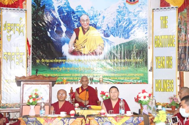 ལ་དྭགས་དང་ཧི་མ་ལ་ཡའི་རི་རྒྱུད་ཀྱི་མི་མང་ནས་བཀའ་དྲིན་རྗེས་དྲན་ཞུས་པ།