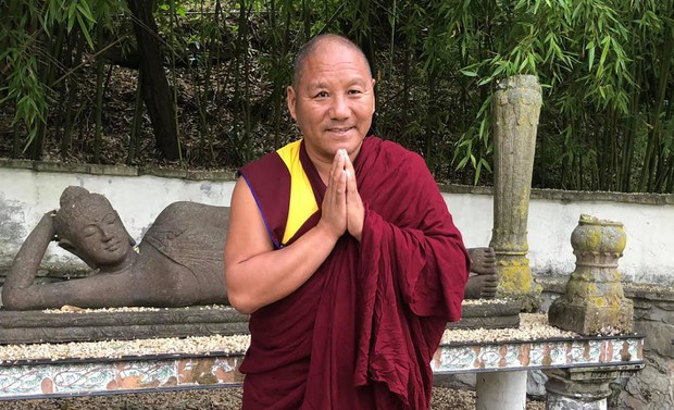 ཧ་མ་ལ་ཡའི་རི་བརྒྱུད་ཀྱི་མི་མང་ཉམས་ཐག་ཚོར་རོགས་སྐྱོར་དང་སྤྱི་ཚོགས་ཞབས་ཞུ་གནང་བཞིན་པ། ཧ་མ་ལ་ཡའི་རི་བརྒྱུད་ཀྱི་མི་མང་ཉམས་ཐག་ཚོར་རོགས་སྐྱོར་དང་སྤྱི་ཚོགས་ཞབས་ཞུ་གནང་བཞིན་པ།