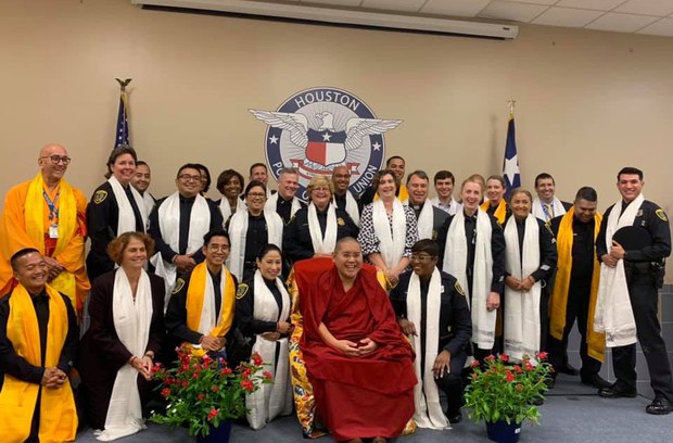 ༧སྐྱབས་རྗེ་གླིང་རིན་པོ་ཆེ་མཆོག་ནས་ཧུས་ཊོན་ཉེན་རྟོག་པའི་ཚོགས་པར་བཀའ་སློབ་གནང་བ། ༧སྐྱབས་རྗེ་གླིང་རིན་པོ་ཆེ་མཆོག་ནས་ཧུས་ཊོན་ཉེན་རྟོག་པའི་ཚོགས་པར་བཀའ་སློབ་གནང་བ།