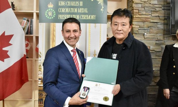 གྲོང་ཁྱེར་Toronto ནང་ཡོད་པའི་བློ་དགའ་ཟ་ཁང་གི་བདག་པོ་བློ་དགའ་སུ་ཁེ་ན་ཌའི་གཞུང་གི་གཟེངས་རྟགས།