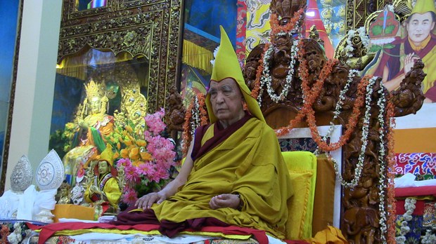 ༧སྐྱབས་རྗེ་དགའ་ལྡན་ཁྲི་རིན་པོ་ཆེ་མཆོག་གིས་སེར་བྱེས་གྲྭ་ཚང་དུ་འཇིགས་བྱེད་དཔའ་བོ་འཇིགས་པའི་དབང་གནང་ཡོད་པ། ༧སྐྱབས་རྗེ་དགའ་ལྡན་ཁྲི་རིན་པོ་ཆེ་མཆོག་གིས་སེར་བྱེས་གྲྭ་ཚང་དུ་འཇིགས་བྱེད་དཔའ་བོ་འཇིགས་པའི་དབང་གནང་ཡོད་པ།