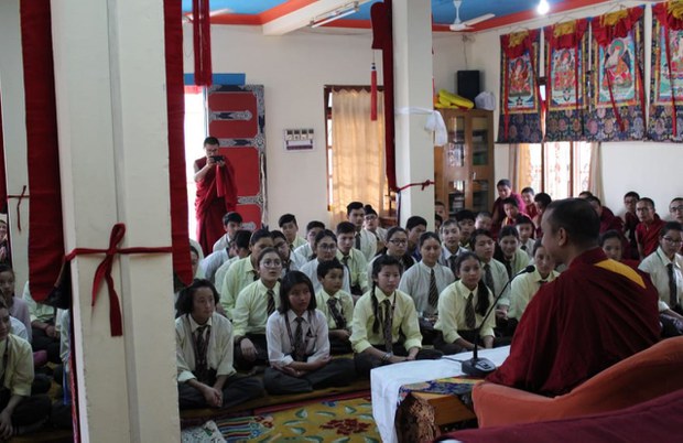 སློབ་ཕྲུག་ཁག་གཅིག་ལ་རིགས་ལམ་དང་བཟང་སྤྱོད་ཀྱི་སློབ་འཁྲིད།