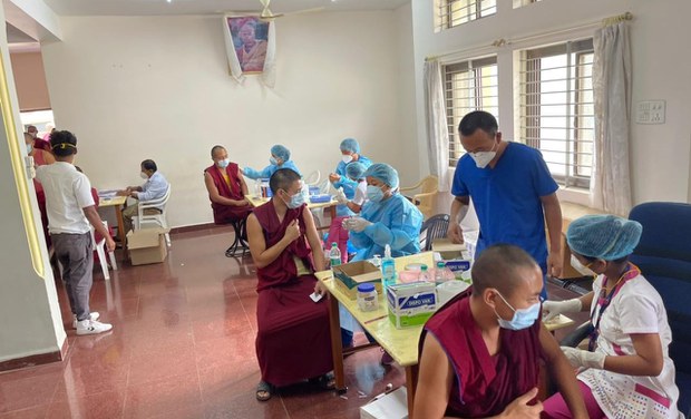 རྒྱ་གར་ལྷོ་ཕྱོགས་བོད་མི་སེར་སྐྱ་མང་ཚོགས་ལ་ཏོག་དབྱིབས་སྔོན་འགོག་ཁབ་རྒྱབ་བཞིན་པ། རྒྱ་གར་ལྷོ་ཕྱོགས་བོད་མི་སེར་སྐྱ་མང་ཚོགས་ལ་ཏོག་དབྱིབས་སྔོན་འགོག་ཁབ་རྒྱབ་བཞིན་པ།