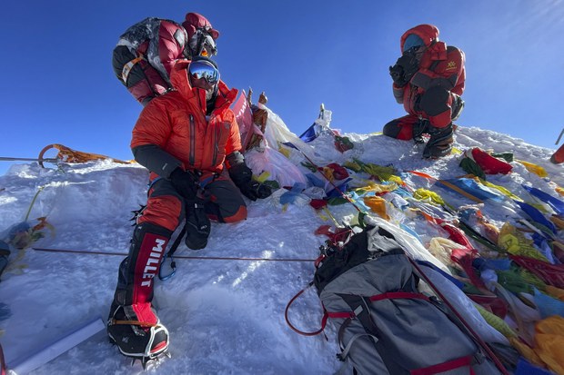 ཇོ་མོ་གླང་མར་འཛེགས་མཁན་ཇེ་མང་དུ་འགྲོ་བཞིན་པ།