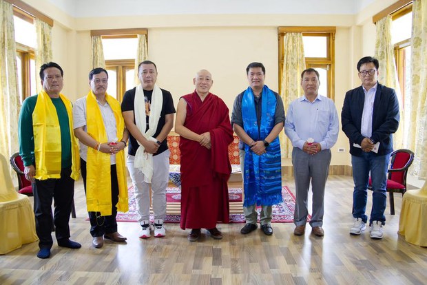 གནས་ཆུང་སྐུ་རྟེན་མཆོག་ནས་ཨ་རུ་ཎཱ་ཅལ་སྤྱི་ཁྱབ་བློན་ཆེན་དང་མཇལ་མོལ། གནས་ཆུང་སྐུ་རྟེན་མཆོག་ནས་ཨ་རུ་ཎཱ་ཅལ་སྤྱི་ཁྱབ་བློན་ཆེན་དང་མཇལ་མོལ།