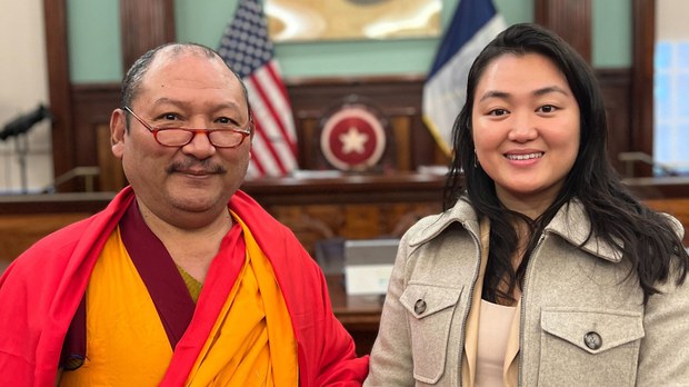དགེ་བཤེས་ཤིག་གིས་ནིའུ་ཡོཀ་གྲོང་སྡེ་ལས་ཁུངས་ཀྱི་ཚོགས་འདུ་དབུ་འབྱེད་གནང་བ།