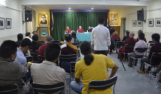 སྣར་ཐང་བཀའ་འགྱུར་གློག་རྡུལ་འཕྲུལ་དེབ་བཟོས་ནས་འོད་སྡེར་ཐོག་འགྲེམས་སྤེལ་གནང་བ།