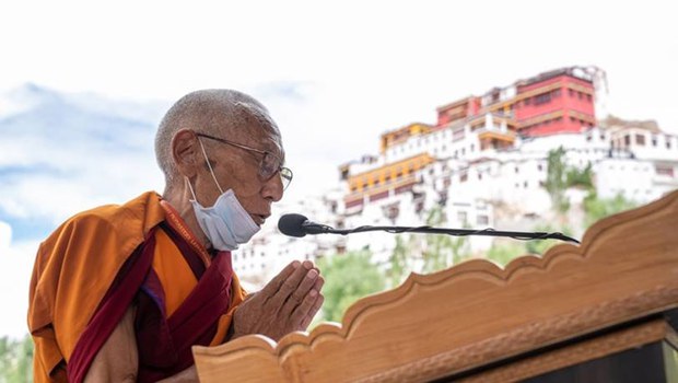 ༸སྐྱབས་རྗེ་ཁྲིག་སེ་རིན་པོ་ཆེ་མཆོག་ལ་པདྨ་ཤྲཱི་གཟེངས་རྟགས།