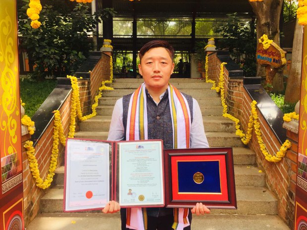 བོད་རིགས་སློབ་མ་པདྨ་རྒྱལ་མཚན་ལ་ཡིག་རྒྱུགས་ཀྱི་གྲུབ་འབྲས་ལེགས་ཤོས་ཀྱི་གསེར་གྱི་རྟགས་མ་ཐོབ་པ། བོད་རིགས་སློབ་མ་པདྨ་རྒྱལ་མཚན་ལ་ཡིག་རྒྱུགས་ཀྱི་གྲུབ་འབྲས་ལེགས་ཤོས་ཀྱི་གསེར་གྱི་རྟགས་མ་ཐོབ་པ།