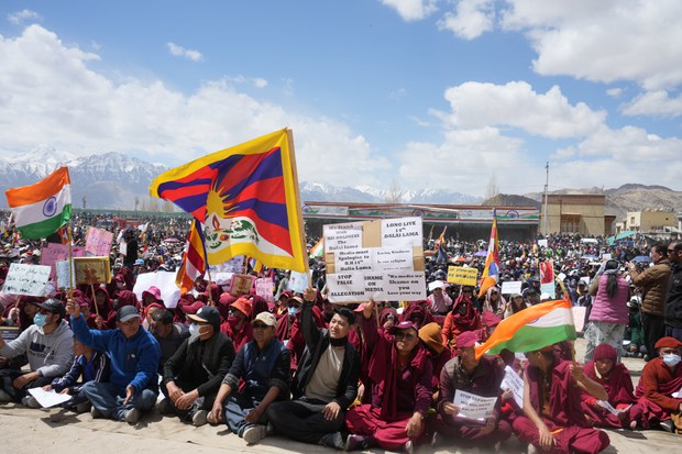༧གོང་ས་༧སྐྱབས་མགོན་ཆེན་པོ་མཆོག་ལ་གཞི་མེད་མཚན་སྨད་ཞུས་མཁན་ཚོར་རྒྱ་གར་གྱི་ཧི་མ་ལ་ཡའི་རི་བརྒྱུད་ཀྱི་དཔོན་རིགས་སོགས་ནས་ངོ་རྒོལ་གནང་ཡོད་པ། ༧གོང་ས་༧སྐྱབས་མགོན་ཆེན་པོ་མཆོག་ལ་གཞི་མེད་མཚན་སྨད་ཞུས་མཁན་ཚོར་རྒྱ་གར་གྱི་ཧི་མ་ལ་ཡའི་རི་བརྒྱུད་ཀྱི་དཔོན་རིགས་སོགས་ནས་ངོ་རྒོལ་གནང་ཡོད་པ།