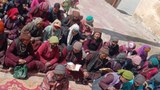 བཟང་ལ་བཙུན་དགོན་བྱང་ཆུབ་ཆོས་གླིང་གི་འགན་འཁུར་འོག་ཟངས་དཀར་སློབ་ཕྲུག་ཚོར་བོད་ཡིག་འབྲི་ཀློག་གི་སློབ་ཁྲིད་གནང་ཡོད་པ།
