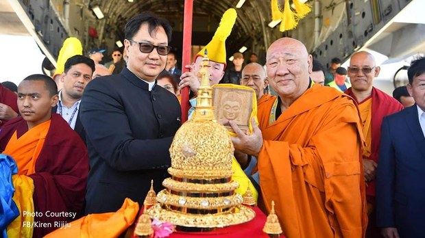 སྟོན་པ་བཅོམ་འདས་ལྡན་གྱི་རིང་སྲེལ་སོག་ཡུལ་དུ་གདན་འདྲེན་ཞུས་པར་སོག་ཡུལ་མི་མང་ཚོས་ཧ་ཅང་གི་དད་གུས་ཆེན་པོ་ཞུ་བཞིན་པ། སྟོན་པ་བཅོམ་འདས་ལྡན་གྱི་རིང་སྲེལ་སོག་ཡུལ་དུ་གདན་འདྲེན་ཞུས་པར་སོག་ཡུལ་མི་མང་ཚོས་ཧ་ཅང་གི་དད་གུས་ཆེན་པོ་ཞུ་བཞིན་པ།