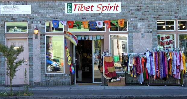 ཨ་རིའི་ནུབ་ཕྱོགས་Portland གྲོང་ཁྱེར་ནང་ལེགས་བཤད་ལགས་དང་ཁོང་གི་ནང་མིས་ Tibet Spirit འམ་བོད་ཀྱི་རྣམ་ཤེས་ཞེས་པའི་ཚོང་ཁང་།