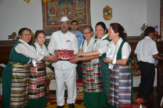 རྒྱ་གར་བྱང་ཤར་བུད་མེད་ལྷན་ཚོགས་ཀྱིས་མངའ་སྡེ་སྲིད་སྐྱོང་དང་སྤུན་གྲོགས་སྒྲིག་གནང་བའི་སྐབས། རྒྱ་གར་བྱང་ཤར་བུད་མེད་ལྷན་ཚོགས་ཀྱིས་མངའ་སྡེ་སྲིད་སྐྱོང་དང་སྤུན་གྲོགས་སྒྲིག་གནང་བའི་སྐབས།