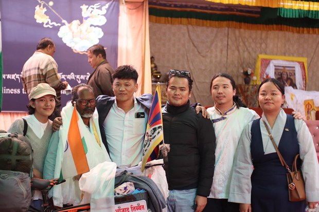 ལྡི་ལི་བསམ་ཡས་གླིང་ས་གནས་བོད་ཀྱི་གཞོན་ནུ་ལྷན་ཚོགས་ཀྱིས་བོད་མི་བགྲེས་སོང་༩་རྡོ་རྗེ་གདན་དུ་གསུང་ཆོས་ཞུ་ཆེད་དང་གནས་མཇལ་སོགས་ལ་འཁྲིད་ཡོད་པ། ལྡི་ལི་བསམ་ཡས་གླིང་ས་གནས་བོད་ཀྱི་གཞོན་ནུ་ལྷན་ཚོགས་ཀྱིས་བོད་མི་བགྲེས་སོང་༩་རྡོ་རྗེ་གདན་དུ་གསུང་ཆོས་ཞུ་ཆེད་དང་གནས་མཇལ་སོགས་ལ་འཁྲིད་ཡོད་པ།