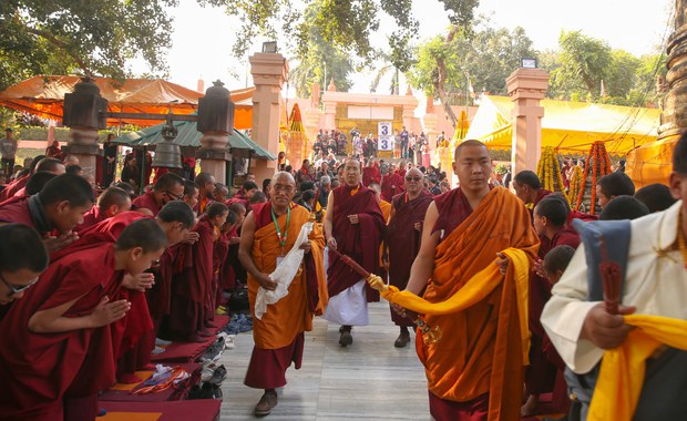 གནས་མཆོག་རྡོ་རྗེ་གདན་དུ་ས་སྐྱའི་སྨོན་ལམ་ཐེངས་ ༢༧ པ་ཚོགས་བཞིན་པ།