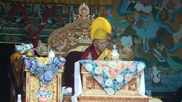 ༧སྐྱབས་རྗེ་ཟམ་གདོང་རིན་པོ་ཆེ་མཆོག་གིས་ལ་དྭགས་ཁུལ་སློབ་གྲྭའི་དགེ་རྒན་ ༤༠༠ ལྷག་ལ་བཀའ་སློབ་གནང་པ།