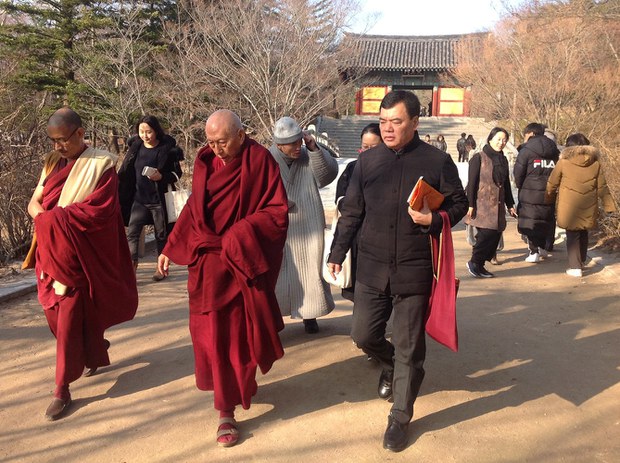 བཀའ་བློན་ཁྲི་ཟུར་ཟམ་གདོང་རིན་པོ་ཆེ་མཆོག་ལྷོ་ཀོ་རི་ཡའི་ལ་ཕེབས་ཡོད་པ། བཀའ་བློན་ཁྲི་ཟུར་ཟམ་གདོང་རིན་པོ་ཆེ་མཆོག་ལྷོ་ཀོ་རི་ཡའི་ལ་ཕེབས་ཡོད་པ།