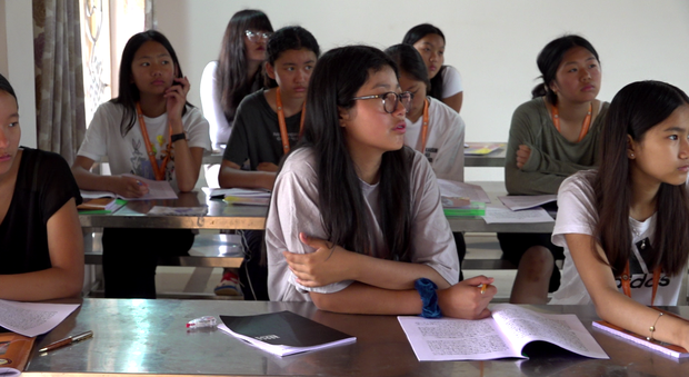 སེར་བྱེས་གྲྭ་ཚང་དུ་རྒྱལ་སྤྱིའི་བོད་ཀྱི་སློབ་མ་རྣམས་ལ་དབྱར་དུས་སློབ་ཁྲིད།
