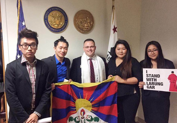 བོད་རང་བཙན་སློབ་ཕྲུག་ཚོགས་པས་ཞུ་གཏུག་གི་ལས་འགུལ་སྤེལ་བ། བོད་རང་བཙན་སློབ་ཕྲུག་ཚོགས་པས་ཞུ་གཏུག་གི་ལས་འགུལ་སྤེལ་བ།