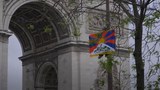 རྒྱ་ནག་གི་སྲིད་འཛིན་ཞི་ཅིན་ཕིང་ཧྥ་རན་སིར་མ་འབྱོར་གོང་པེ་རིསི་ཀྱི་དྲེན་རྟེན་ས་ཚིགས་སུ་བོད་ཀྱི་རྒྱལ་དར་བསྒྲེངས་ཏེ་ངོ་རྒོལ་བྱས་པ།