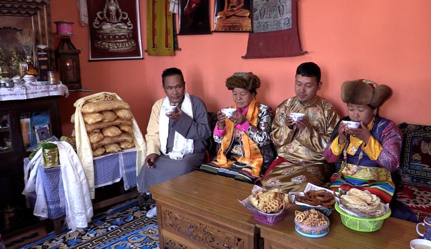 ཤར་པའི་མི་རིགས་ཚོས་བོད་ཀྱི་ལོ་གསར་སྲུང་བརྩི་ཞུ་བཞིན་ཡོད་པ།