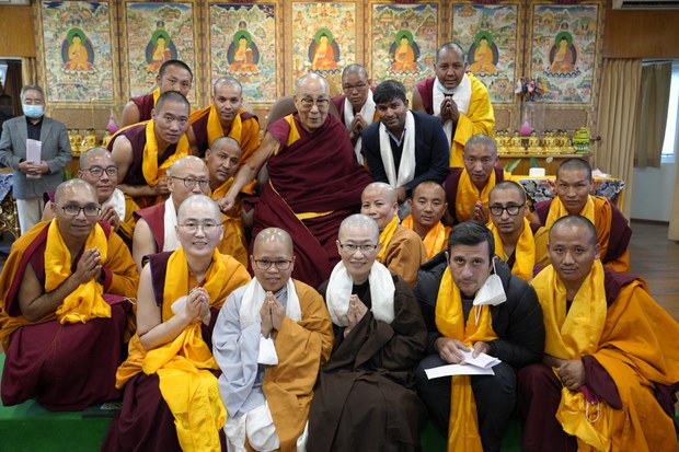 སིངྒ་པུར་གྱི་མི་སེར་ཡིན་པ་ནང་པའི་བཙུན་མ་Aneja།