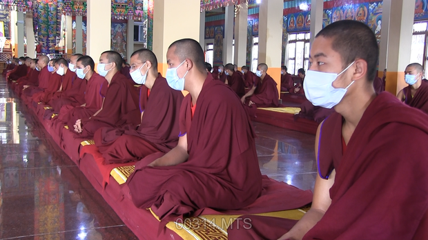 ནད་ཡམས་སྔོན་འགོག་ཆེད་ཆོ་འཕྲུལ་སྨོན་ལམ་ཆེན་མོ་བསྡུས་པ་བྱས་ནས་ཚོགས་བཞིན་པ། ནད་ཡམས་སྔོན་འགོག་ཆེད་ཆོ་འཕྲུལ་སྨོན་ལམ་ཆེན་མོ་བསྡུས་པ་བྱས་ནས་ཚོགས་བཞིན་པ།