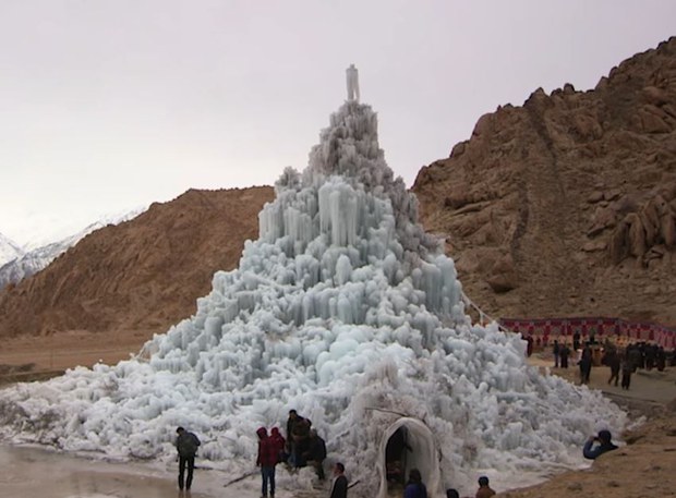 གངས་ཀྱི་མཆོད་རྟེན་གསར་བཟོ་གནང་བ།