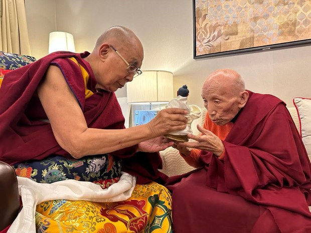 ༧སྐྱབས་རྗེ་སོག་རྩེ་རིན་པོ་ཆེ་མཆོག་གི་སྐུ་ཚེའི་མཛད་རྣམ་སྙིང་བསྡུས། ༧སྐྱབས་རྗེ་སོག་རྩེ་རིན་པོ་ཆེ་མཆོག་གི་སྐུ་ཚེའི་མཛད་རྣམ་སྙིང་བསྡུས།