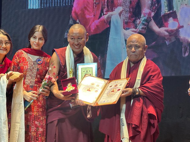 སྤྱི་ཚོགས་ལ་ཤུགས་རྐྱེན་སྤྲོད་ཐུབ་པའི་བྱས་རྗེས་ཅན་གྱི་མི་སྣ་ངོས་འཛིན་གྱི་བྱ་དགའ། སྤྱི་ཚོགས་ལ་ཤུགས་རྐྱེན་སྤྲོད་ཐུབ་པའི་བྱས་རྗེས་ཅན་གྱི་མི་སྣ་ངོས་འཛིན་གྱི་བྱ་དགའ།