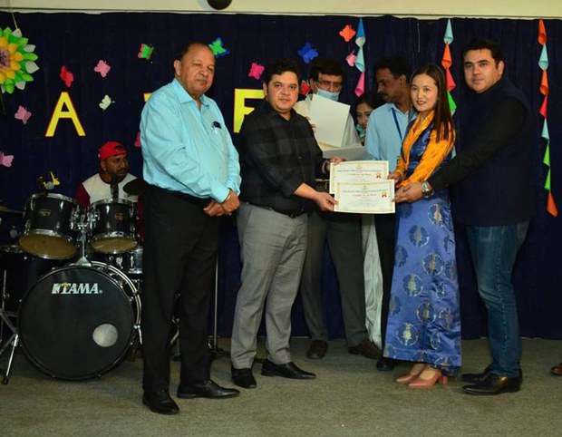 བུ་མོ་བསོད་ནམས་བཟང་མོ་ལགས་སུ་གསེར་གྱི་རྟགས་མ།