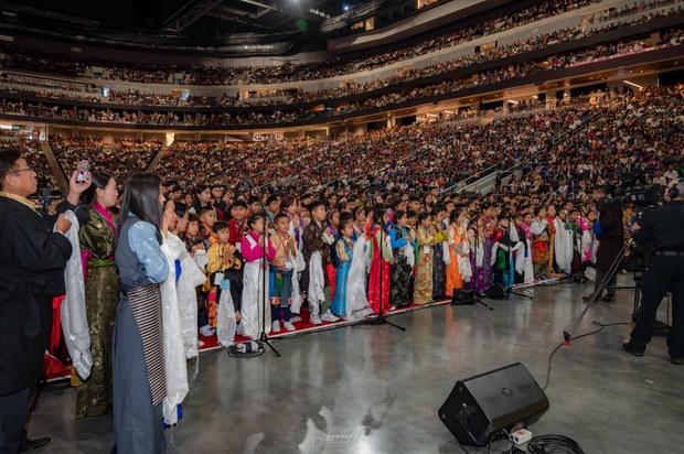 ནིའུ་ཡོག་དང་ནིའུ་ཇར་སིའི་བོད་ཡིག་གཟའ་མཇུག་སློབ་གྲྭའི་བྱིས་པ་༤༠༠་ཙམ་ལས་འགྲུབ་པའི་བྱིས་པའི་མཉམ་གཞས་དགུ་བསྟོན་གླུ་དབྱངས།