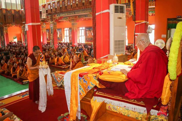 བདེ་མཆོག་དྲིལ་བུ་ལུས་དཀྱིལ་པའི་ཟབ་འཁྲིད་དང་སྙན་བརྒྱུད་མན་ངག་རྣམ་གསུམ་གྱི་གསུང་ཆོས་སྩོལ་བཞིན་པ། བདེ་མཆོག་དྲིལ་བུ་ལུས་དཀྱིལ་པའི་ཟབ་འཁྲིད་དང་སྙན་བརྒྱུད་མན་ངག་རྣམ་གསུམ་གྱི་གསུང་ཆོས་སྩོལ་བཞིན་པ།