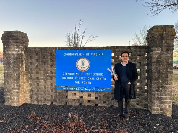 བཙོན་ཁང་དུ་དགེ་རྒན་གྱི་ཕྱག་ལས་གནང་མཁན་བསྟན་འཛིན་ཐོས་བསམ་ལགས།