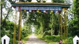 བསྟན་འཛིན་ཚེ་རིང་ལགས་ཀྱིས་ཕྲུ་གུ་ཉམ་ཐག་ཁག་ཅིག་ལ་དྭང་བླངས་ཐོག་སློབ་ཁྲིད་གནང་བཞིན་པ།