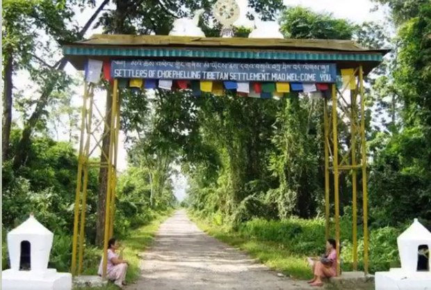 བསྟན་འཛིན་ཚེ་རིང་ལགས་ཀྱིས་ཕྲུ་གུ་ཉམ་ཐག་ཁག་ཅིག་ལ་དྭང་བླངས་ཐོག་སློབ་ཁྲིད་གནང་བཞིན་པ།